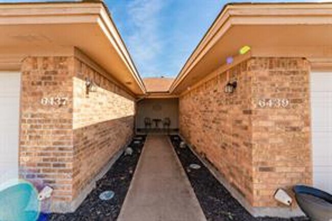 Foto del edificio - 6437-6439 Brookhaven Trail