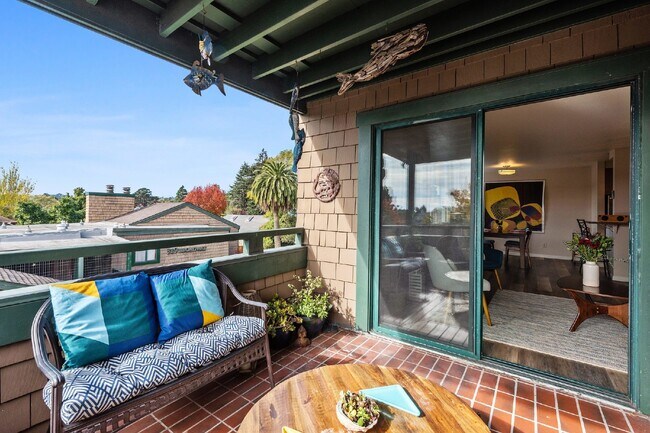 Building Photo - Modern 2 Bed, 2 Bath Condo in fenced commu...