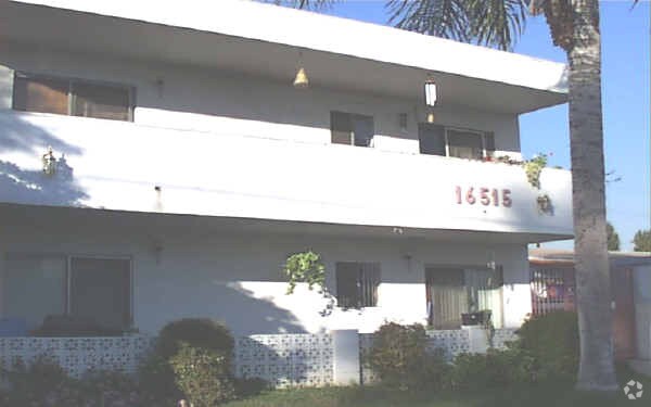 Primary Photo - 16515 Victory Blvd