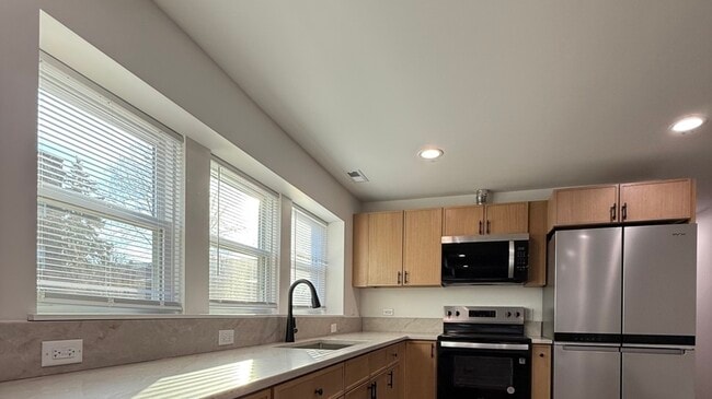 Foto del edificio - 1942 Elmwood Ave