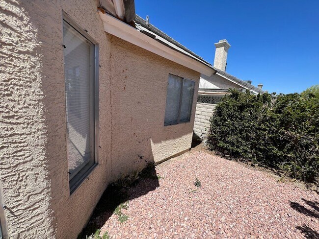 Building Photo - Custom 3 bedroom home with master bedroom ...