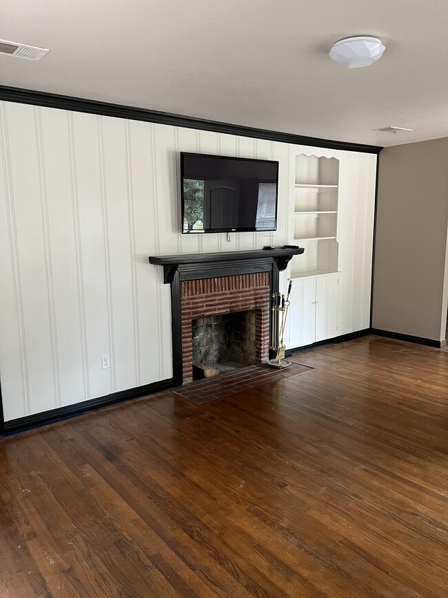 Building Photo - 3718 Seguin Dr