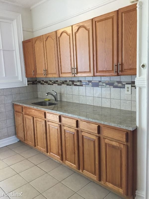 Foto del edificio - 1818 Centre St