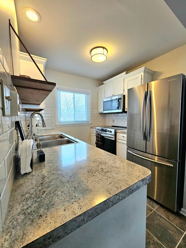 Kitchen - 11 Pinewood Ln