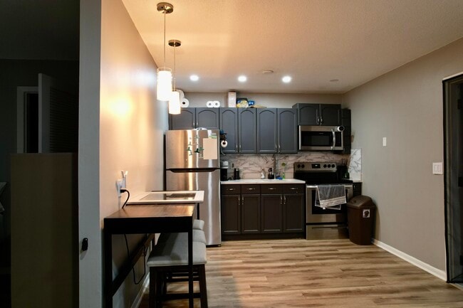 Building Photo - 1204 S Lake Dr