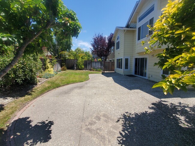 Building Photo - 73 Applegate Way