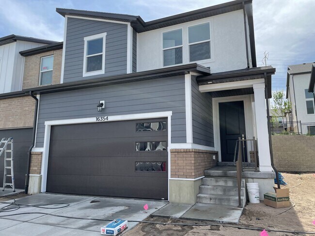 Building Photo - 4 BD/2.5 BA New Townhome in Bluffdale