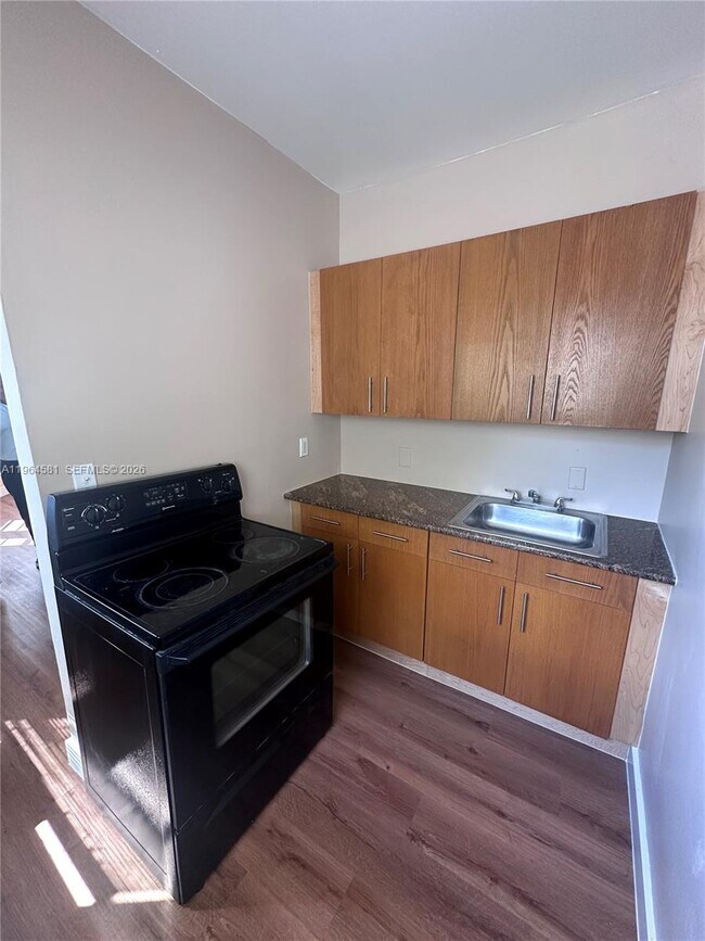 Foto del edificio - 295 NE 55th St