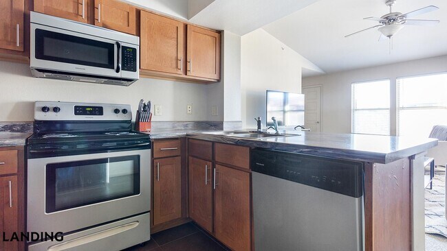 Foto del edificio - 701 W 101st Pl S