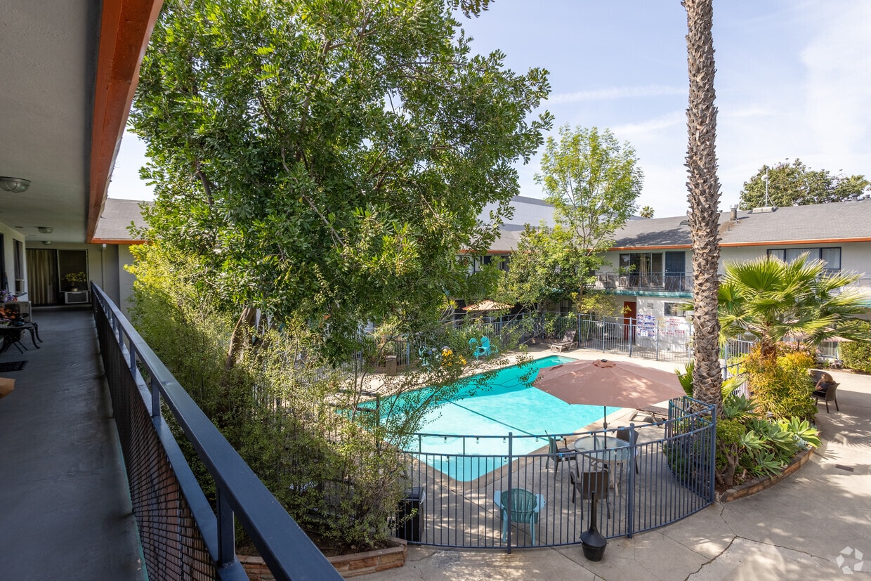 Hollyview Apartments - 1737 N Orange Dr Los Angeles, CA 90028 |  Apartments.com
