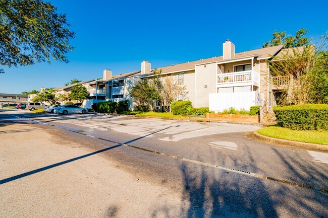 Foto del edificio - Well-maintained Pensacola Condo with Community Pool & Central Location