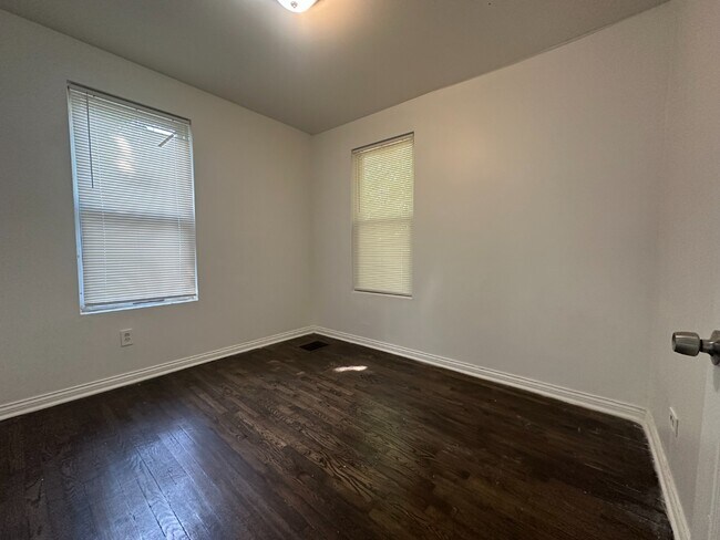 Foto del edificio - 4BR / 1BA Home with Basement – Near Rainbow Beach