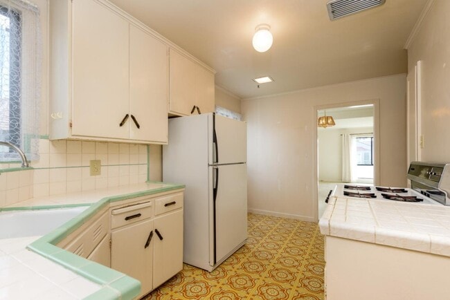 Building Photo - 19 Greenwood Dr