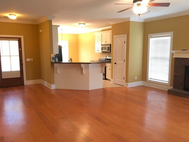 Foto del edificio - 233 Forest Glen Dr