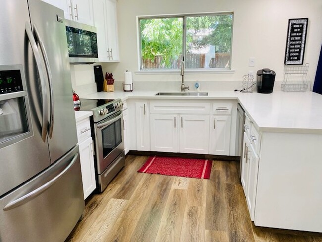 Foto del edificio - $2,750 Champlain & Perrin, 3 Bedrooms - E....
