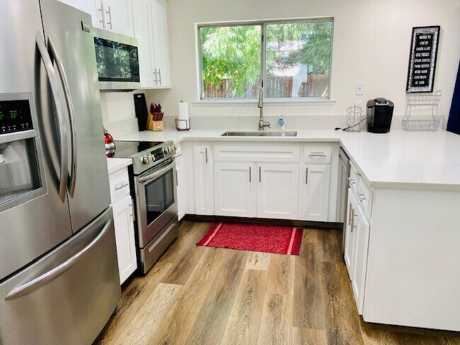 Foto del edificio - $3,200 Champlain & Perrin, 3 Bedrooms - E....