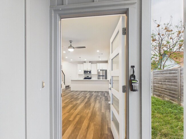 Foto del edificio - 6102 Caddie St