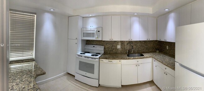 Building Photo - 2851 S Palm Aire Dr