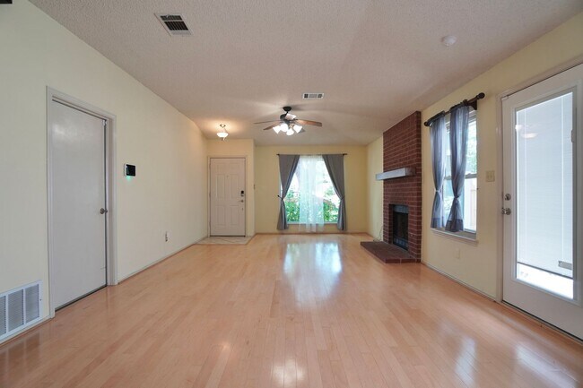 Foto del edificio - 14009 Conner Downs Dr