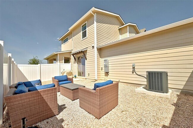 Foto del edificio - 8000 Lennon Dr