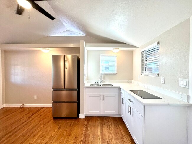 Foto del edificio - Renovated Studio with Front and Back Yard!...