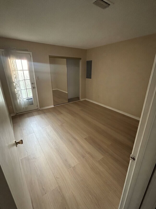 Foto del edificio - 3674A Towne Point Rd