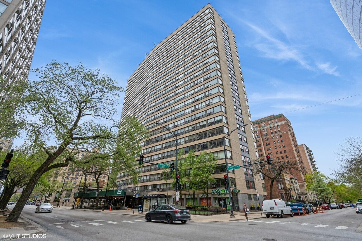 Foto principal - 2930 N Sheridan Rd