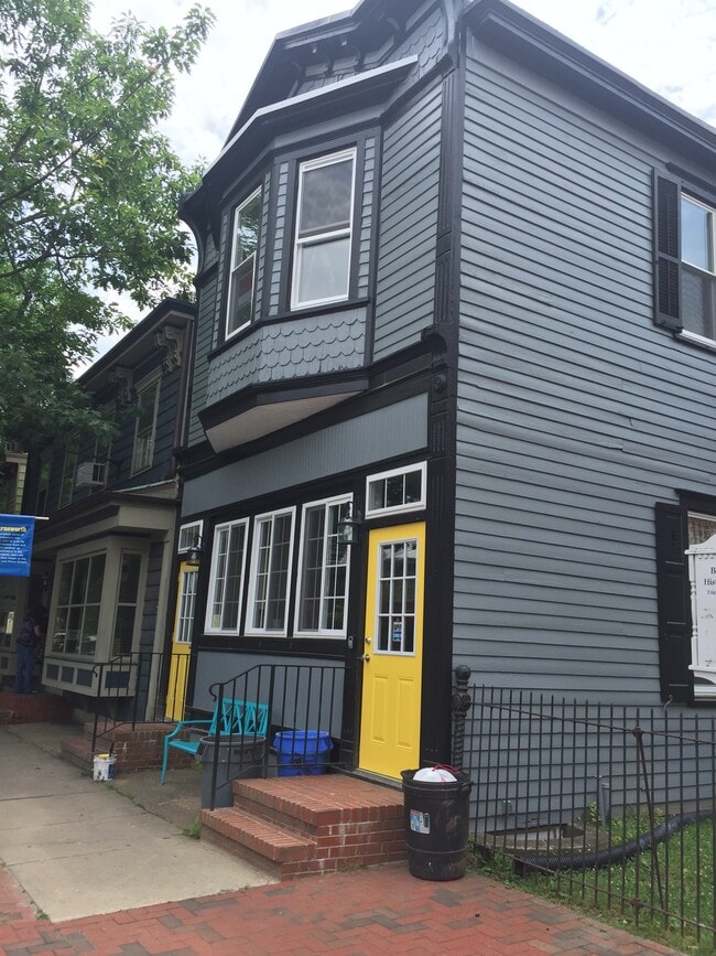 Building Photo - 304 Farnsworth ave.