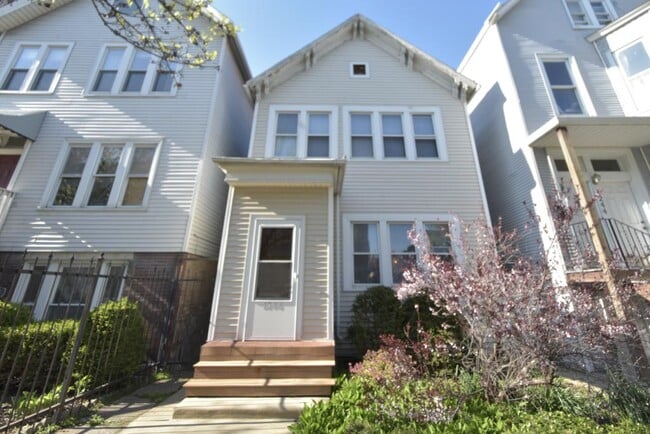 Building Photo - 1246 W Diversey Pky