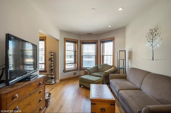 Building Photo - 2509 W Diversey Ave