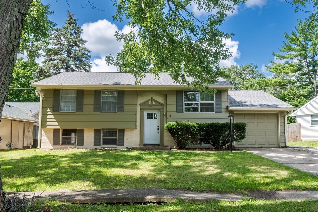 Primary Photo - 4 BED / 2 BATH HOUSE IN URBANA W/ MANY UPD...