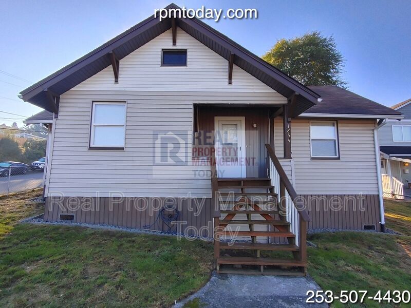 Primary Photo - 1854 E Fairbanks St
