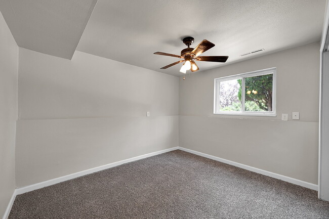 Building Photo - $2,195.00, 4 bed, 2 bath, located on Color...