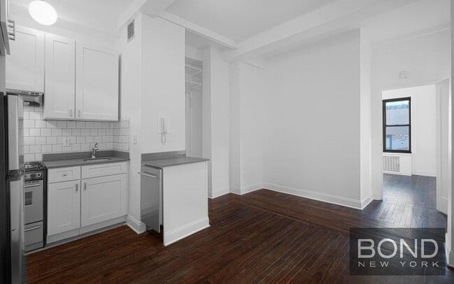 Building Photo - 19 W 69th St