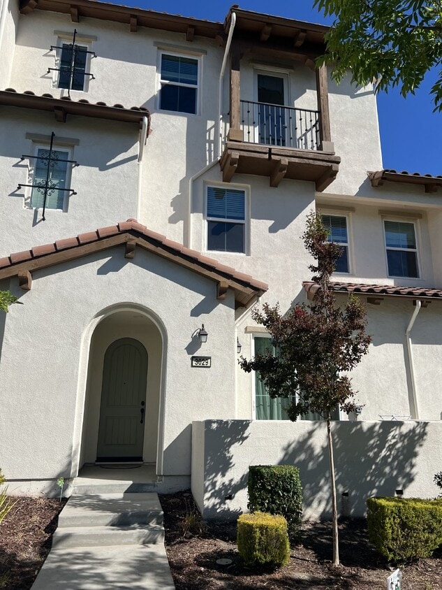 Primary Photo - Gorgeous 3 Bed, 2.5 Bath Condo in Perfect ...