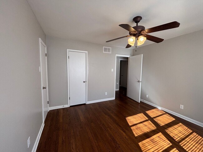 Foto del edificio - 4623 Violet Ave