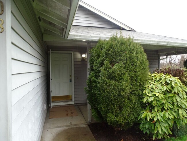 Building Photo - Lovely 3 Bedroom One Level Home on Private...