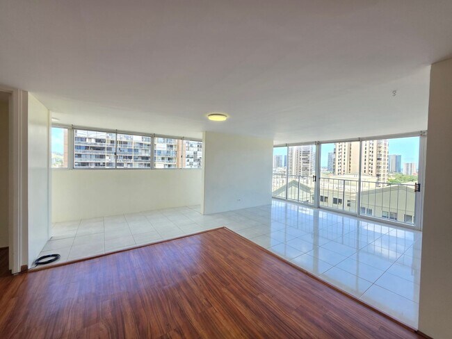 Foto del edificio - AVAILABLE NOW! Spacious and bright 2 bed, 2 bath, 1 parking unit on Ward Ave