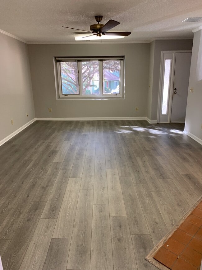 Building Photo - One Bedroom Home!