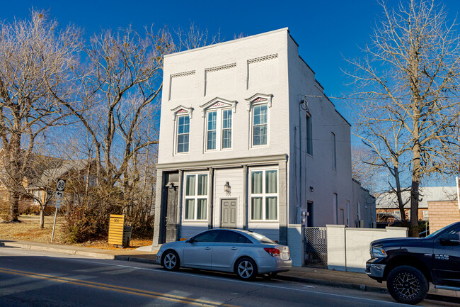 Building Photo - 306 Main St