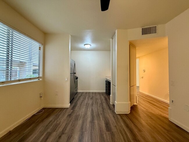 Building Photo - ADA - Wheelchair Accessible Unit in Gated North Park Community! Includes Parking! Air Conditionin...