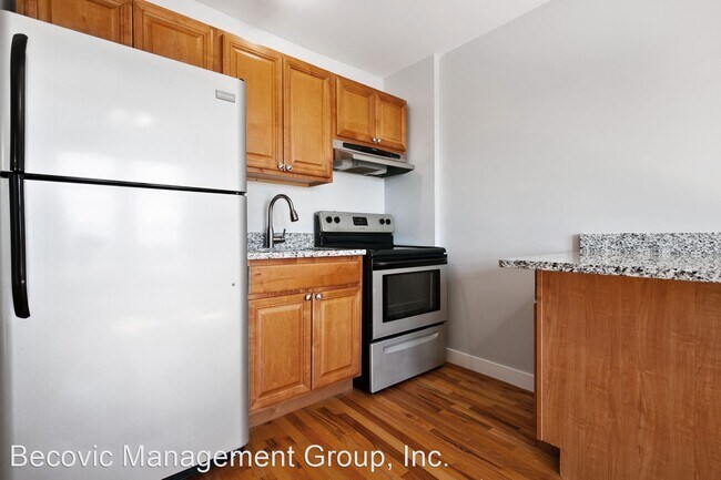 Building Photo - Studio, 1 bath Apartment - 7450-7456 N Gre...