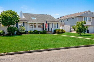 Building Photo - 210 Laurel Ct