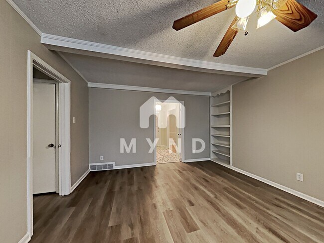 Foto del edificio - 5315 Longwood Dr