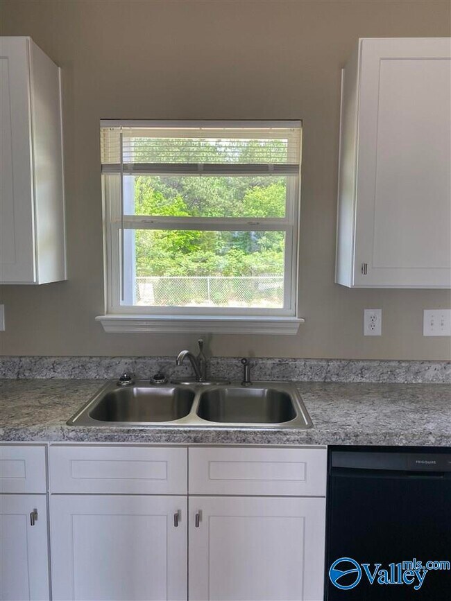 Foto del edificio - 223 Fern Bank Dr