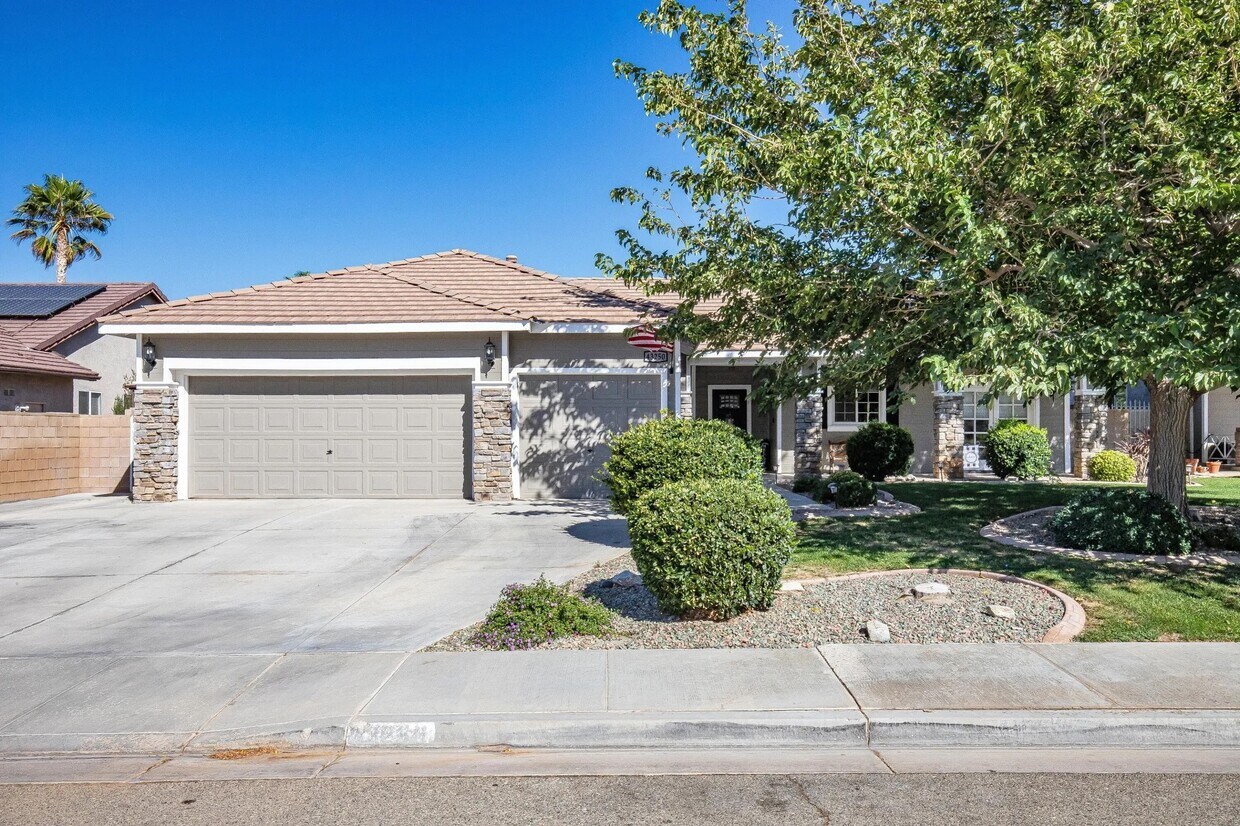 Primary Photo - 44250 Sawgrass Ln