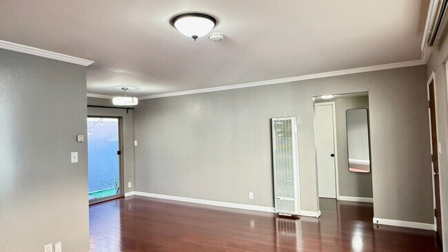 Building Photo - Cabana style condo in Adams Point