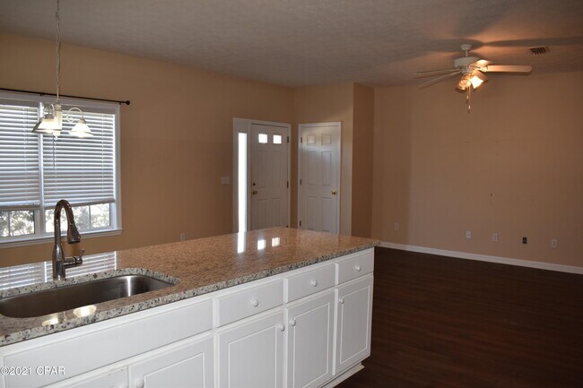 Building Photo - 1405 E 14th St