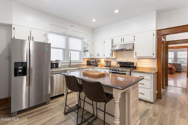 Building Photo - 106 N Pine Ave