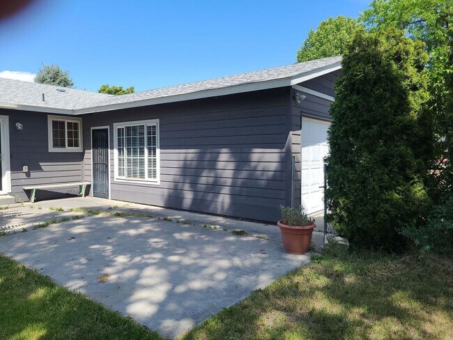 Building Photo - Close to town/Bonus Room/ Dedicated Office/ Garage